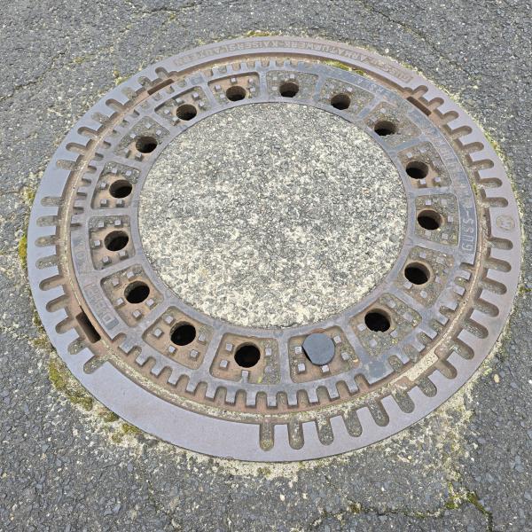 Hut für Petling in Gullideckel